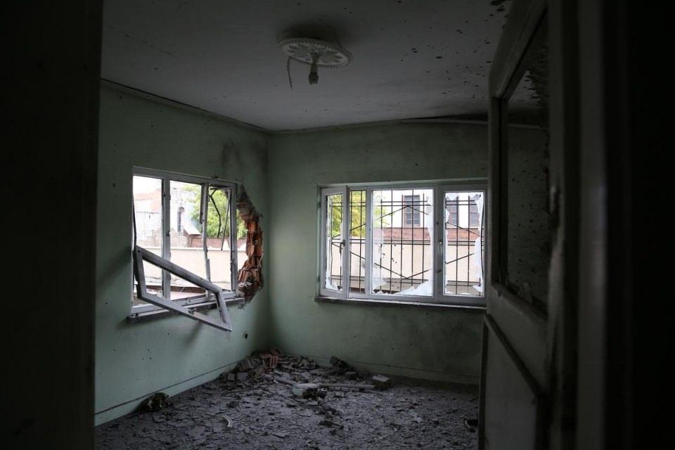 <p>İncelemelerde bulunmak üzere olay yerine giden Diyarbakır Cumhuriyet Başsavcısı Solmaz'ın da arasında bulunduğu heyet, çatışmanın ortasında kalmış, teröristlerin açtığı ateşle 2 polis memuru daha yaralanmıştı. </p>

<p> </p>
