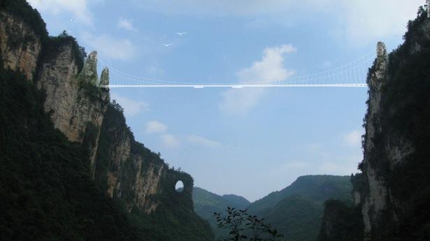 <p>İsrailli mimar Haim Dotan tarafından, Zhangjiajie Kanyonu üzerine inşa edilen bu cam köprü yükseklik korkusu olanlar için pek uygun bir yer değil...</p>

<p> </p>
