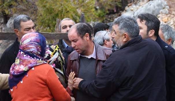 <p><strong> Cenazeler, toprağa veriliyor.</strong></p>
<p>Yangında yaşamını yitirenlerden yurt yetkilisinin 6 yaşındaki kızı Sare Betül Genç ve yurt çalışanı Fatma Canatan'ın cenazesi, Mersin'de toprağa verilmişti.</p>