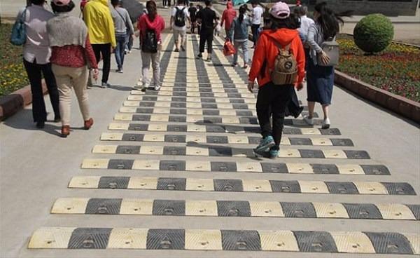 <p>Bu tümseklerden yürüyerek hem daha yavaş gidiyorlar, hem de etraflarındaki güzellikleri gözden kaçırmıyorlar.</p>
<p> </p>