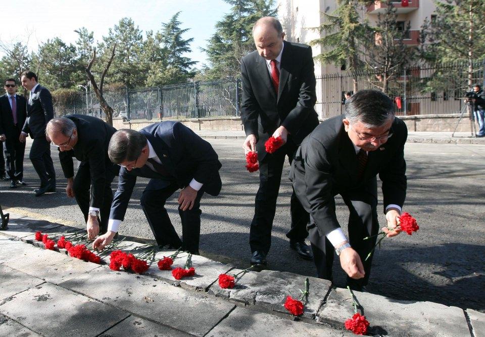 <p>Başbakan Davutoğlu, Gülhane Askeri Tıp Akademisi'nde (GATA) saldırıda hayatını kaybedenler için düzenlenen törenin andından beraberindekiler ile saldırının gerçekleştirildiği İnönü Bulvarı'nı Dikmen Caddesi'ne bağlayan Merasim Sokağa geldi. </p>