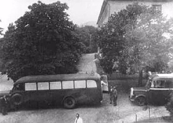 <p>1939 yılının sonlarına doğru da, engelli çocuğa sahip olan ebeveynlerin çocuklarını kliniğe bırakmasını teşvik edici yayınlar yaptı. İlk başlarda sadece çocukların öldürülmesine yönelik olan katliamlar, sonlara doğru 17 yaşındaki gençleri de kapsayacak şekilde genişletildi. Hitler, 1939 sonunda programa katılan personeli adlî takibattan koruyan gizli bir yetki belgesi imzaladı. Böylece katliamı yapanları da kendi koruması altına aldı.</p>