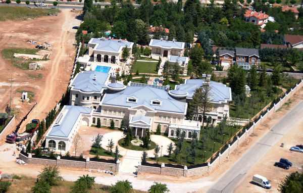 <p>Malikânenin havuzu hazır Paralel Yapı lideri Gülen için inşa edildiği iddia edilen Ankara'daki malikânenin son rötuşları yapılırken, havuzu da suyla dolduruldu</p>
