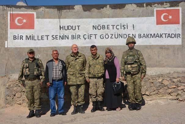 <p> Babasına da doyasıya sarılan Asker Özmetli, uzun süre gözyaşı döktü. Daha sonra oğlu ve diğer askerlerle yemek yiyen anne ve baba, buna vesile olan herkese çok teşekkür ettiğini söyledi.<br />
</p>