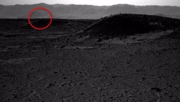 <p>Curiosity'nin çektiği fotoğraflar gerçek. Ancak NASA'dan Justin Maki, konuyla ilgili yaptığı açıklamada Curiosity'nin kamerasında sensörlerin aşırı ısınması sonucu ölü piksel sorunun meydana geldiğini, bu noktaların da bu sorundan kaynaklandığını söyledi.</p>
<p> </p>