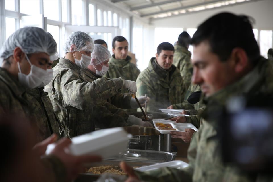 <p>Harekata katılan askerlere öğlen ve akşam öğünlerinde sıcak yemek veriliyor.</p>
