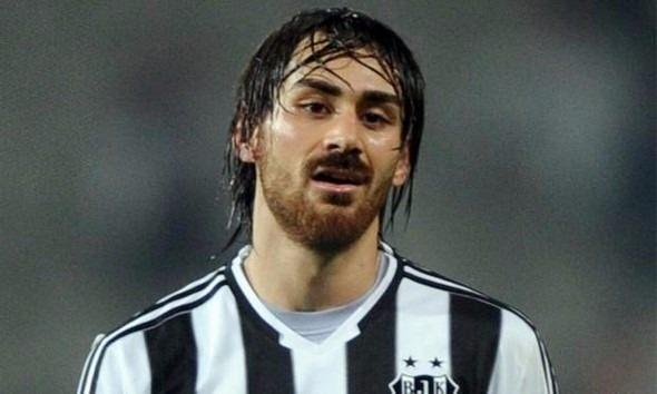 <p><strong>Veli Kavlak</strong><br />
<br />
Slaven Bilic zamanında kadronun vazgeçilmezleri arasında yer alan Veli Kavlak, sakatlıkların da etkisi ve orta sahadaki fazla alternatif nedeniyle formayı kaybetmiş durumda.</p>
