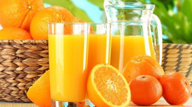 <p>Sabah kahvaltılarının vazgeçilmezleri portakal suyu ve yulaf ezmesinin besin sinerjisi bakımından güçlü bir etkiye sahip olduğunu belirten Savur, "Yulaf ezmesi damar yollarını temizleyerek kalp krizi riskini azaltan kalp dostu bir besindir. </p>

