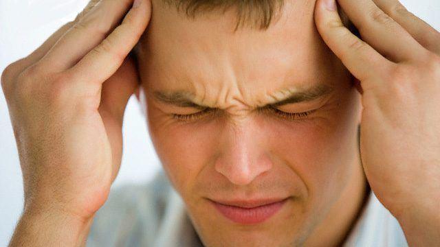 <p>Yapılan araştırmalara göre beyindeki belirli maddeler ya da olaylar, beynin kimyasal dengesini bozarak migreni tetikleyebilir. Kandaki seratonin miktarı ise migren esnasında dalgalanır. Seratonin, baş ağrısından önce çoğalır, ağrı geldiğinde ise azalır.</p>
