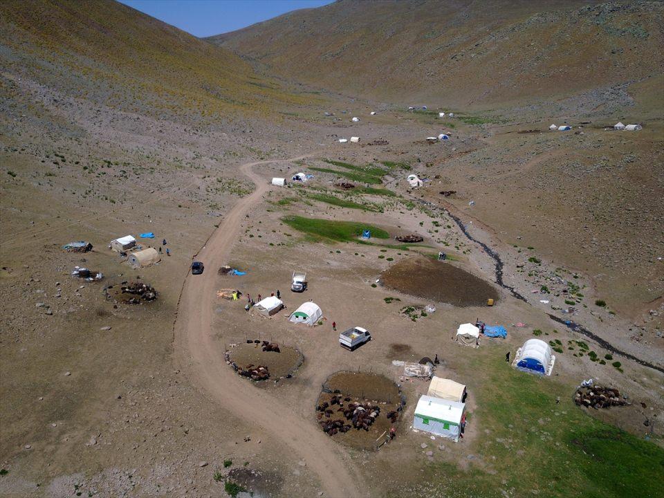 <p>Kurdukları çadırlarda barınan göçerler, ürettikleri süt ve peynirleri Türkiye'nin birçok bölgesine gönderiyor.  </p>
