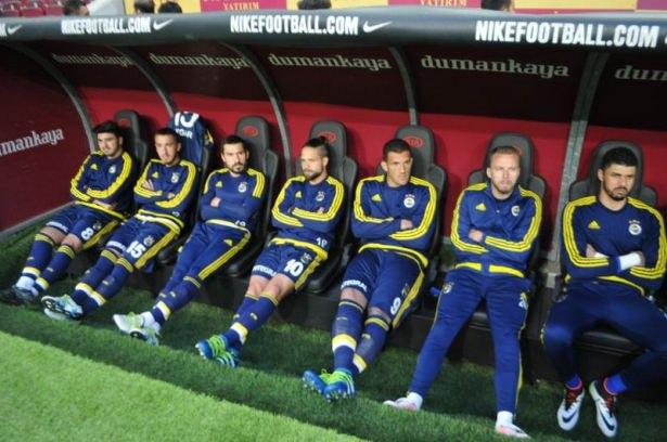 <p><span style="color:#D3D3D3"><strong>İşte futbolcularla ilgili alınan kararlar:</strong></span></p>