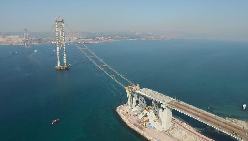 <p>Toplamda 2 bin 682 metre olarak planlanan köprünün orta açıklığının 1500 metre olacağı ve dünyanın en büyük orta açıklığa sahip dördüncü köprü olacağı belirtildi. Köprü bittiğinde 3 gidiş ve 3 geliş olmak üzere 6 şerit olarak hizmet verecek. </p>
