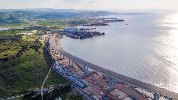 <p><strong>İZMİT KÖRFEZ GEÇİŞ KÖPRÜSÜ(OSMANGAZİ KÖPRÜSÜ)</strong><br />
<br />
Temeli 29 Ekim 2010’da atılan İstanbul ile İzmir arasındaki ulaşım süresini 9 saatten 3,5 saate indirecek Gebze-Orhangazi-İzmir Otoyolu Projesi'nin en büyük ayağını oluşturan İzmit Körfez Geçiş Köprüsü geçtiğimiz ay hizmete açıldı. </p>