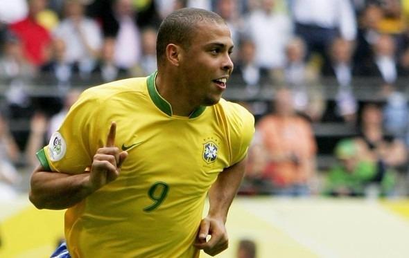 <p>Forvet / Ronaldo Luís Nazário De Lima (Ronaldo) / Brezilya</p>