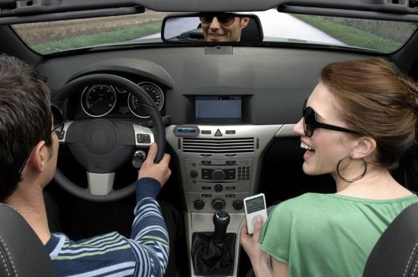 <p>Önceleri araçlar için yalnızca uzaktan kumanda ve müzik çaları teknolojik gelişim olarak görürken şimdilerde araç teknolojisi için birçok alternatif aksesuar yer alıyor. </p>