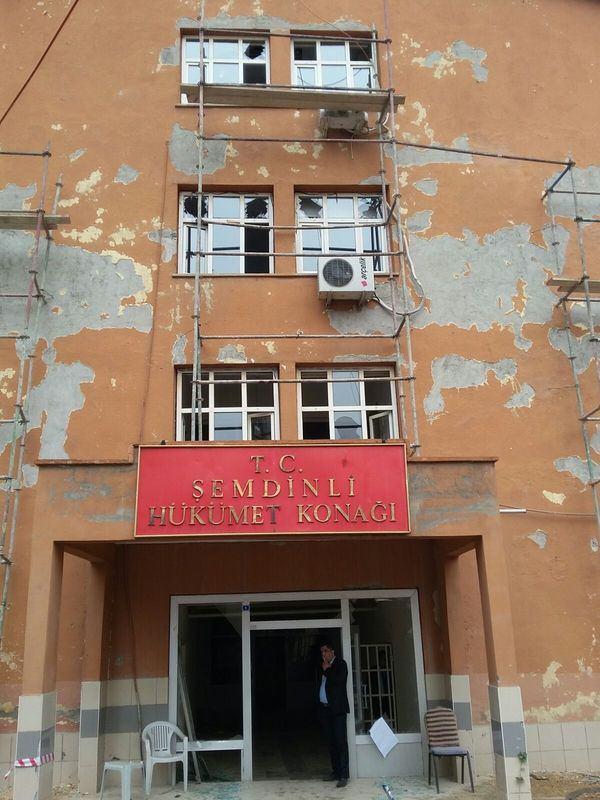 <p>Hakkari'nin Şemdinli ilçesinde, teröristlerce infilak ettirilen patlayıcı yüklü aracın yol açtığı hasar, gün aydınlanınca ortaya çıktı.</p>
<p> </p>