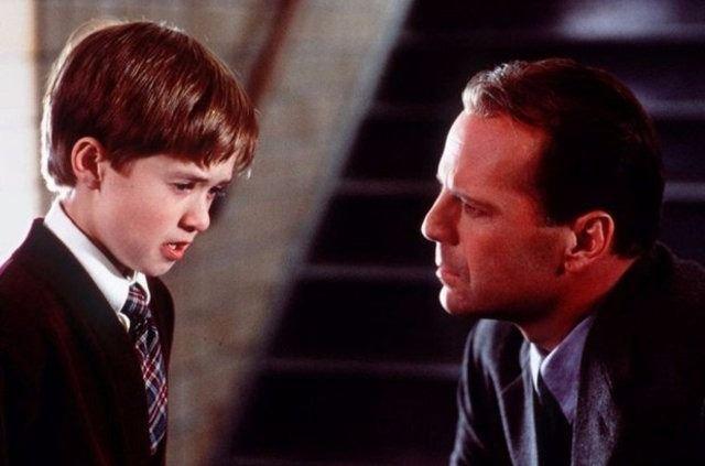 <p>1999 yılında vizyona girdiğinde ortalığı kasıp kavuran 'Altıncı His (The Sixth Sense)' filminin küçük yıldızı çok değişti. Başrolde oynayan küçük oyuncu Haley Joel Osment'ın son hali görenleri şaşırtıyor...</p>

<p> </p>
