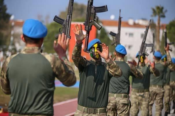 <p>Okyar, öz güvenini ve savaşçı ruhu kazanmış en iyi personelin  yetişmesi için sürekli çalıştıklarını vurgulayarak, "Dünya jandarmaları arasında  en kapsamlı ve en modern eğitim tesislerine sahip Jandarma Komando Okulu ve  Eğitim Merkezi Komutanlığı olarak, bizlere emanet edilen geleceğin jandarmalarını  en iyi şekilde yetiştiriyoruz. Bugün yemin eden adayların gelecekte ülkesine,  vatan, millet ve insan sevgisiyle dopdolu hizmet edecekleri subay olacaklarına  inanıyoruz." diye konuştu.</p>
