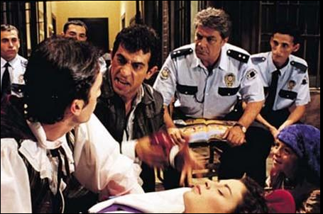 <p><strong>Komser Şekspir</strong><br />
Filmde hapse giren Kadir İnanır nasıl başkomserliğe terfi edebiliyor?</p>
