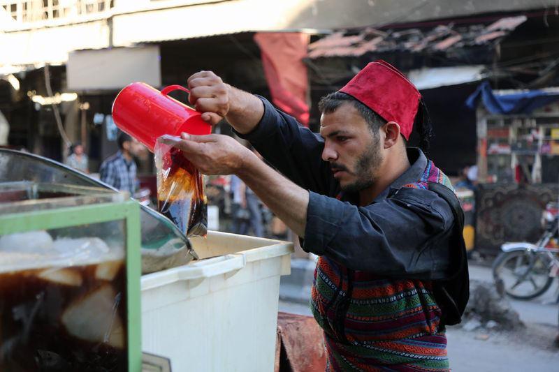 <p>Rejim g&uuml;&ccedil;lerinin 3 yıldan bu yana kuşatma altında tuttuğu beldede, Ramazan ayı &ccedil;arşılara hareketlilik getirdi. Suriyelilerin bu ayda tercih ettiği "Mağruk" adı verilen a&ccedil;ma benzeri unlu mam&uuml;ller ile meyan k&ouml;k&uuml; ve kayısıdan yapılan meyve suları raflardaki yerini aldı.</p>

<p>&nbsp;</p>
