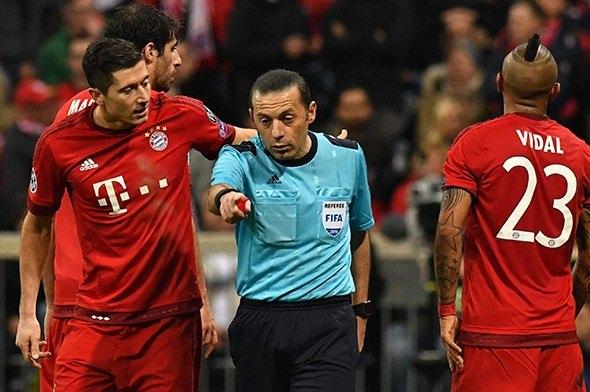 <p>Bayern Münih Başkanı Karl-Heinz Rummenigge de, "Hakem tarafından aldatıldığımızı düşünüyoruz" yorumunu yaptı. Philipp Lahm ve Pep Guardiola ise Rummenigge'nin aksi yorumlar yaptı. Lahm, "Hakemle alakası yok, biz kendimize bakmalıyız." derken, Guardiola ise, "Futbol konuşalım, hakemi değil" yorumunu yaptı.</p>