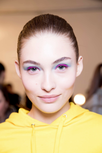 <p>Defile makyajlarında dikkat çeken bir diğer tarz ise renkli eyelinerlar.</p>