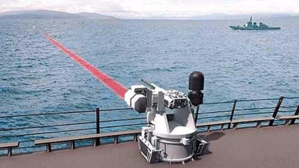 <p>YERLİ LAZER SİLAHI GELİYOR<br />
Dünyada sadece ABD’de bulunan lazer silahın yerli olarak geliştirilmesi için TÜBİTAK düğmeye bastı. Bu kapsamda, önümüzdeki 5 yıllık dönemde lazer silahı geliştirme çalışmaları tamamlanacak. Şu anda Ar-Ge ve tasarım aşamasında olan lazer silahı; insansız hava araçları ve gemiler ile güdümlü füzelerin imhasında kullanılacak.</p>

<p> </p>
