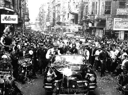 <p>1968...Beyoğlu İstiklal Caddesi. Ünlü Türk Denizcisi Sadun Boro'nun dünya seyahati dönüşünde karşılanması</p>
