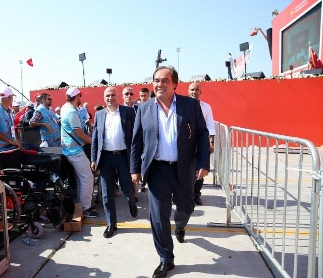 <p>Sporcular ve yöneticiler hep birlikte bayraklarına sahip çıkarak çok önemli bir görevi yerine getirmiş oldular. Katılanlar hep bir ağızdan, "Vatan için herşeyi seve seve yaparız" mesajı verdiler...</p>