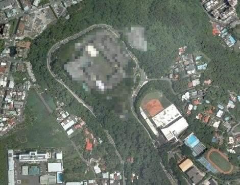 <p><strong>Google Earth'te sır oldular</strong><br />
 <br />
 Google'ın da Google Maps üzerindeki haritalarda bazı bölgeleri sansürlediği ortaya çıktı. Elbette sansürün sebebi Google değil, Google'dan bu yönde talepte bulunan askeri üs, özel bölgeler ve hatta "Kuzey Kore" gibi ülkeler... İşte Google Earth'te sır olanlar</p>
