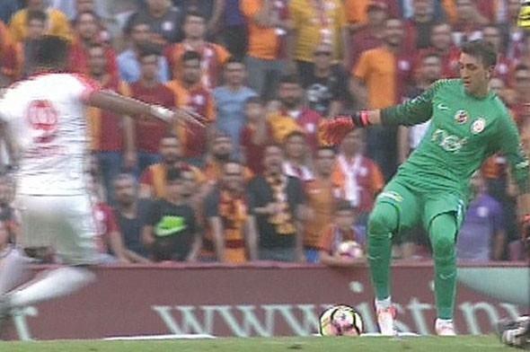 <p>Türk Telekom Arena'da Antalyaspor ile oynanan maçta G.Saray'ın Uruguaylı file bekçisi Muslera, taraftarı heyecanlandıran bir hareket yaptı.</p>