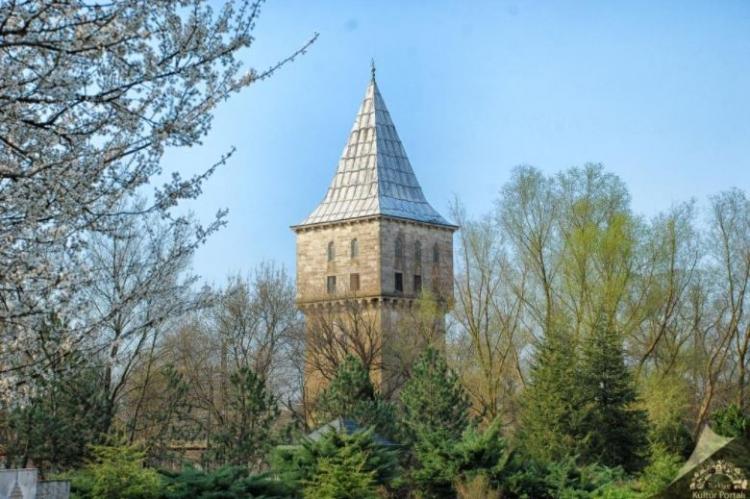 <p>Edirne<br />
<br />
Nüfusu: 401 701  <br />
Toplam otomobil sayısı: 65 899<br />
​Kaç kişiye bir otomobil düşüyor: 6,1</p>

