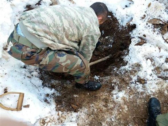 <p>Hakkari’de jandarmanın yaptığı arazi arama tarama faaliyetlerinde, terör örgütü PKK’ya ait silah ve mühimmat ele geçirildi.</p>

<p> </p>
