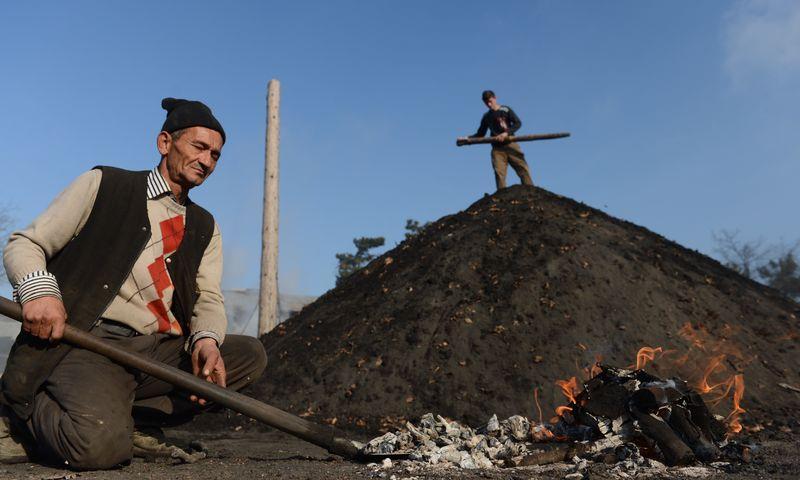 <p>Yanmaya başlayan ocakta, bir sonraki adımda, torağın en üstünden küçük delikler açılıyor ve yanma devam ettikçe delik açma işlemi en aşağıya kadar devam ediyor. Miktarına göre günlerce süren bu yanma sırasında köylüler, geceleri ocağın yanındaki barakalarda kalarak adeta nöbet tutuyor.</p>
<p> </p>
