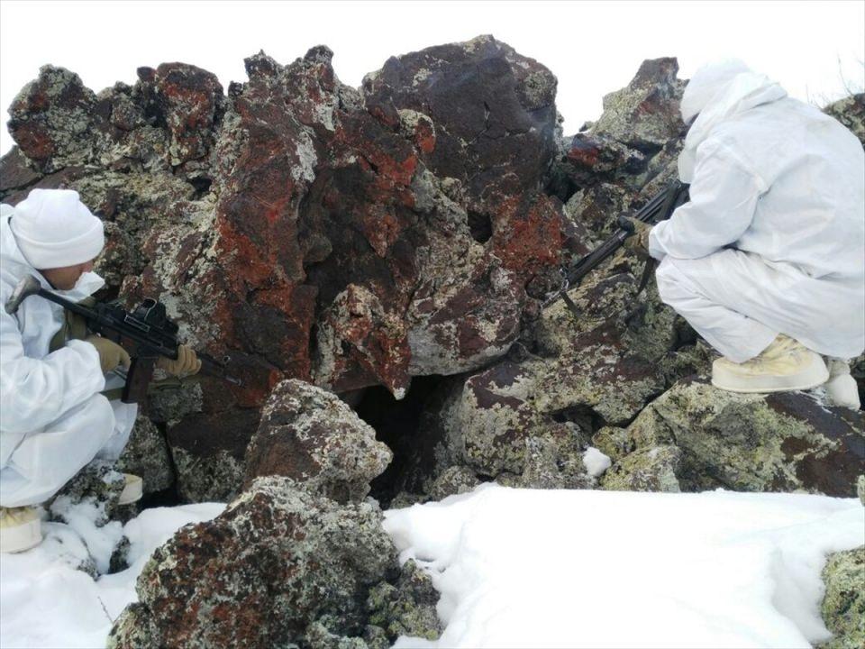 <p>Söz konusu dağlar ile kentteki operasyonlarda mağara, sığınak ve barınakları bulup imha ederek örgüte büyük zayiat verdiren güvenlik güçleri, çok sayıda silah ve mühimmatı da ele geçirerek örgütün lojistiğine de ağır darbe vurdu.</p>