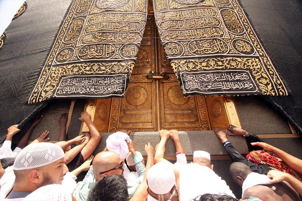 <p>Ramazan ayının gelmesiyle, Suudi Arabistan'ın Mekke kentinde büyük yoğunluk yaşanıyor. Binlerce Müslüman, dünyanın en büyük camisi olan Mescid-i Haram'ın içinde bulunan Kabe'nin altın kapısına dokundu.</p>

<p> </p>
