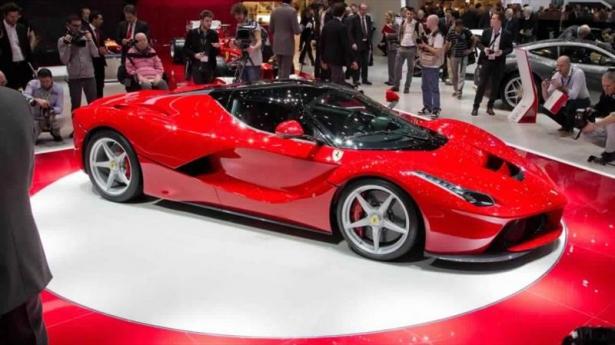 <p>Cristiano Ronaldo [LaFerrari 2014 Model]</p>
