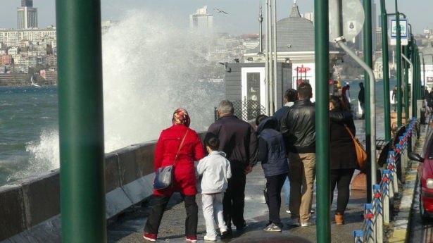 <p>Şiddetli lodos nedeniyle vapur seferleri ile bazı uçak seferleri iptal edildi.</p>