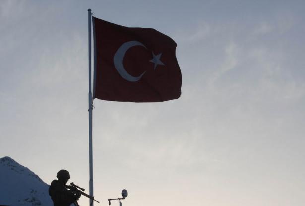 <p>İmsak saatinde, 04.30’da kuledeyiz. Hava buz gibi, nöbetçilerin adeta yüzünü kesiyor. Gün yavaş yavaş ağarmaya başlıyor, ancak 3 bin metrelik buzlu dağ bloklarının ardından yükselen güneşi görebilmemiz için tam 2 saat beklememiz gerekiyor.</p>
<p> </p>