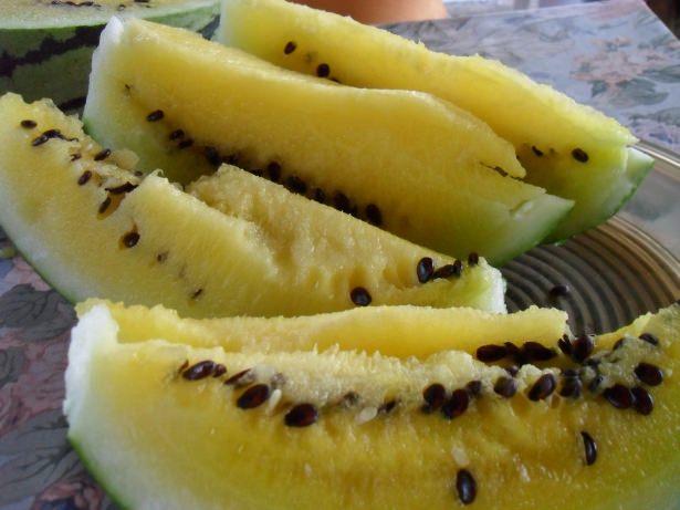 <p>Özellikle Çin'de çok sık tercih edilen sarı karpuz ülkemizde de listelere girdi. </p>