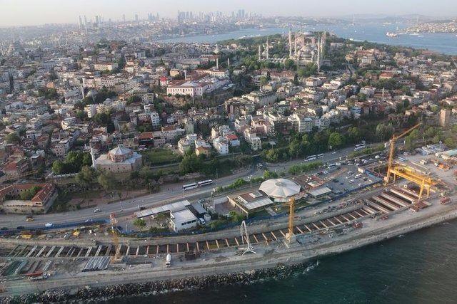 <p>Avrasya Tüneli, biri gidiş biri geliş olmak üzere iki katlı olarak inşa edildi. Yalnızca hafif araçların geçişi için tasarlanan tünelden, Otomobil ve minibüsler geçebilirken en fazla 2.80 m yükseklikteki araçlar yararlanabilecek. Ağır taşıtlar, motosiklet ve yayalar geçemeyecek.</p>

<p> </p>
