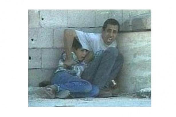 <p>Tarihe Damgasını Vuran FotoğraflarJamil ad-Durra isimli Filistinli babanın oğlu Muhammedi İsrail ateşinden korumak için verdiği çaba savaşın tüm şiddetini ortaya koyuyor. Gazzede çekilen bu fotoğraf bölgede yaşanan acıların bir sembolü gibi... </p>