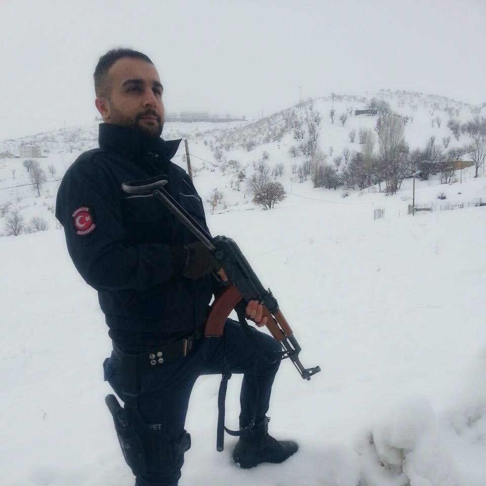 <p><strong>AİLESİ YIKILDI</strong><br />
<br />
Şehit polis Candaş Kaplan'ın (24) Malatya'nın Battalgazi İlçesi'nde oturan babası Mustafa ve annesi Gül bahar Kaplan acı haberle yıkıldı. Baba Kaplan'ın Akçadağ Belediyesi'nde CHP'li meclis üyesi olduğu öğrenildi.</p>
<p> </p>