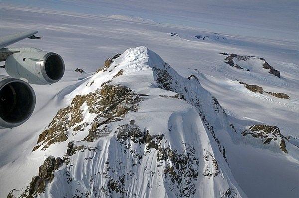 <p>Birincisi batı Antartika’daki Marie Byrd Land’dir. O kadar uzaktır ki hiçbir devlet oraya sahiplenmiyor. </p>

<p> </p>
