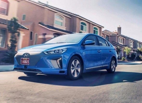 <p><strong>Hyundai </strong><br />
<br />
Hyundai'nin yeni konsept otomobili de bu fuarda ortaya çıkacak. Ioniq isimli bu prototip hakkında en ilginç olan şey normal bir araç gibi görünmesi; ancak elbette sıra dışı özelliklere sahip. Sürücüsüz otomobilin üzerinde sayısız sensör yer alıyor. Segmentinin en güvenilir modellerinden biri olan IONIQ, üst düzey güvenlik donanımları sunuyor.</p>