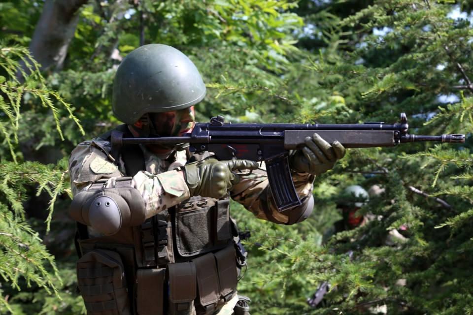 <p>Ayrıca komandolar, gözlemci heyete doğal şartlarda yılan, kurbağa, bıldırcın ve yengecin nasıl yenileceğini gösterdi.</p>
