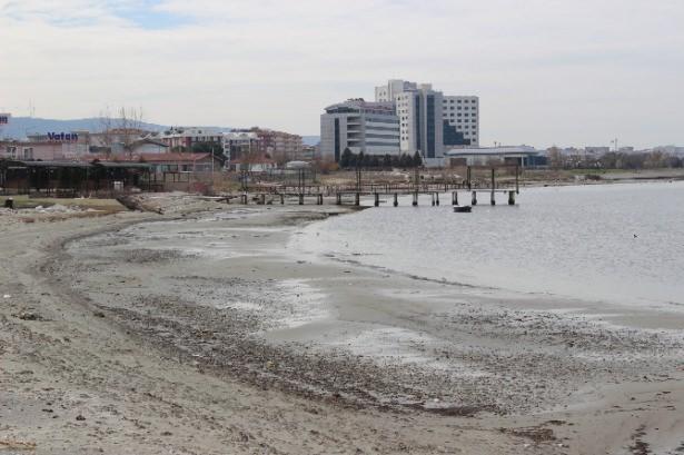 <p>&Ccedil;anakkale&rsquo;nin sahil kesimleri olan Dardanos, G&uuml;zelyalı ve Kepez mevkiinde medcezir sebebiyle deniz yaklaşık 30 metre &ccedil;ekildi.</p>
