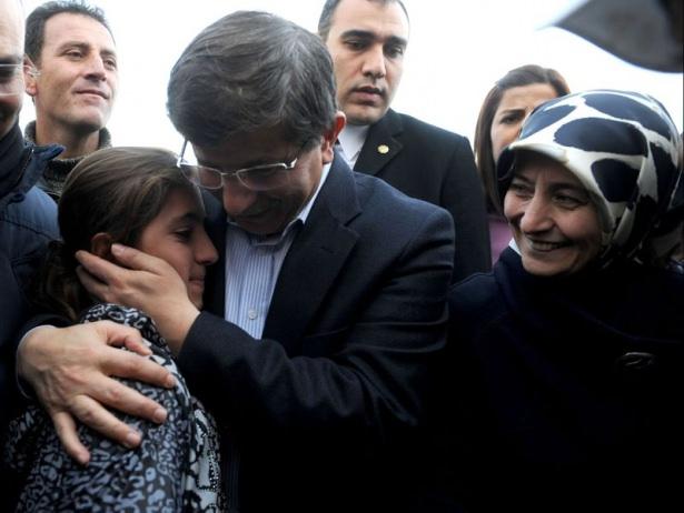 <p>Van depreminde zarar gören Ala köye gelerek depremzede çocuklarla</p>