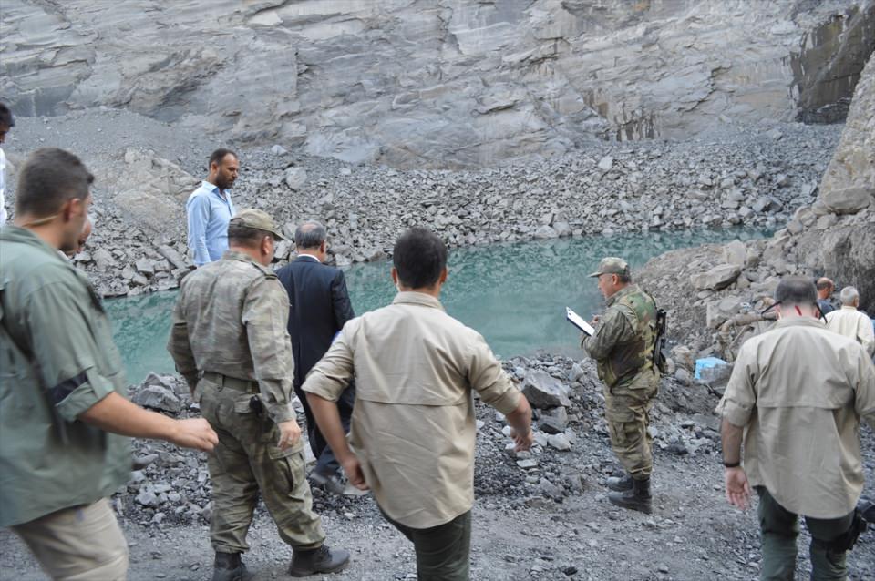 <p>Alınan bilgiye göre, Şırnak- Cizre karayolunun 20. kilometresindeki maden mevkisinde ruhsatsız bir kömür ocağında göçük oluştu. </p>
