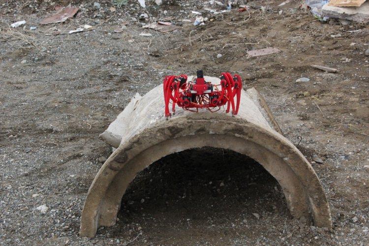<p>Karakaşoğlu ve Parlak, ürettikleri 3D yazıcı yardımıyla büyük bir bölümünü tasarladıkları robotu da üretmeyi başardı.</p>